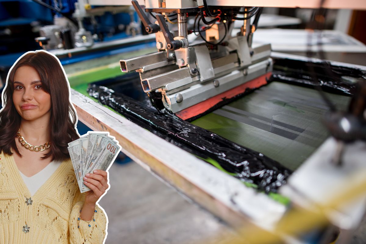 Femme tenant de l'argent devant une machine d'impression textile